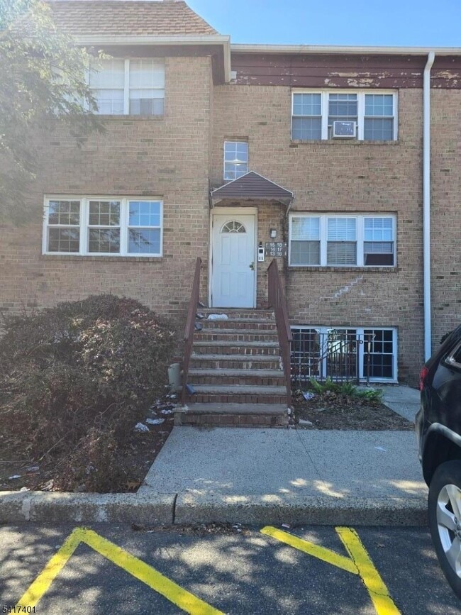 Building Photo - 15 College Dr