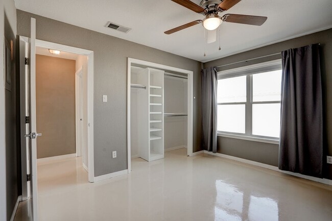 Building Photo - 2450 Ashdale Dr