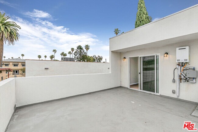 Building Photo - 1409 N Hobart Blvd