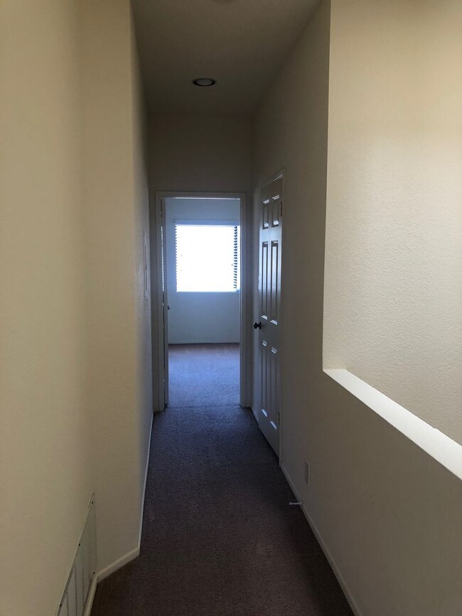 Building Photo - Spacious 3 BR Condo Located in Heart of UT...