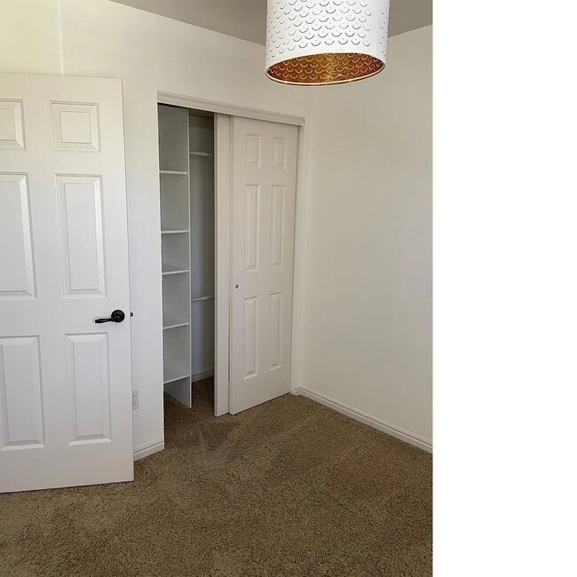 Building Photo - Beautiful Townhome in Excellent Draper Location!