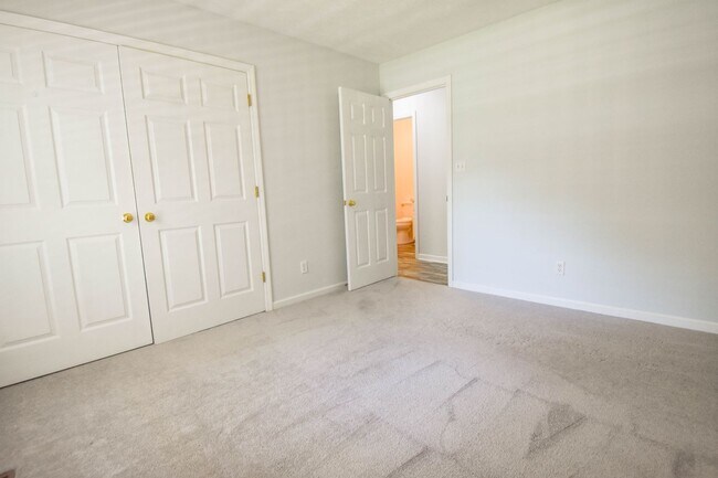 Building Photo - 3 Bedroom 2.5 Bathroom with a Bonus: Small...