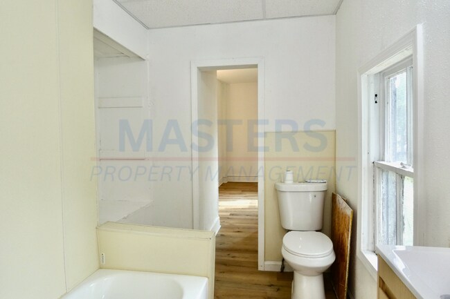 Building Photo - 1026 Oakwood Ave