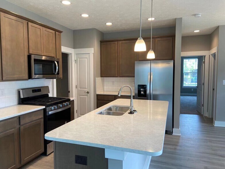 Building Photo - 8315 Glacier Ridge Dr