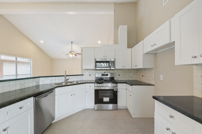 Building Photo - 1911 Highcrest Dr