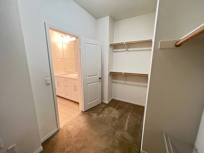 Building Photo - Beautiful 3 Bedroom 2.5 Bathroom Townhome ...
