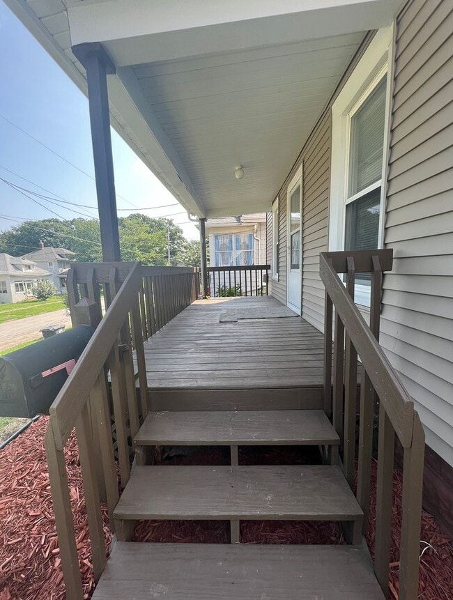 Building Photo - Updated 3BR Home with Central Air in Moline