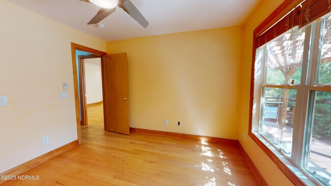 Building Photo - 245 Lakeside Dr