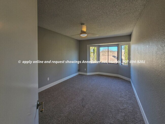 Building Photo - Newly Updated - New Appliances, Flooring, ...