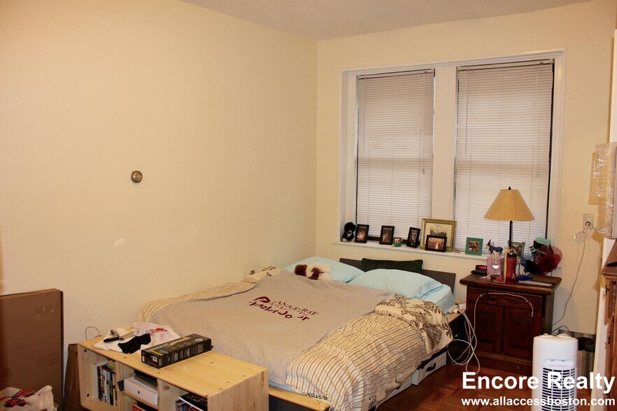 Building Photo - 40 Anderson St