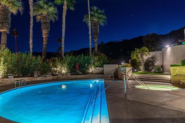 Building Photo - 867 Village Square S