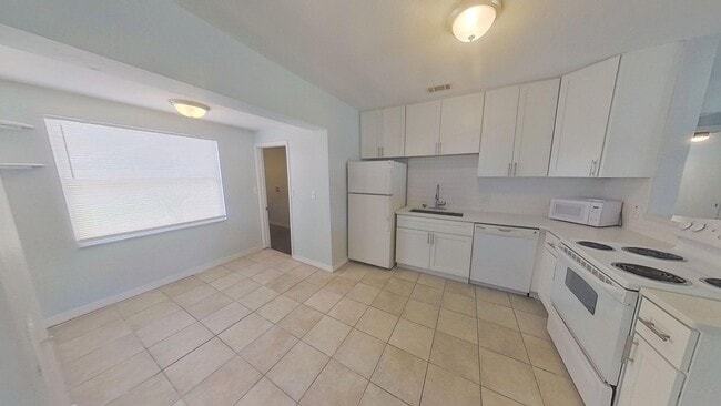 Building Photo - Freshly renovated 3/1
