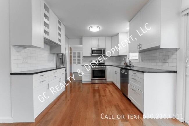 Building Photo - *** TWO WEEKS FREE RENT! 2600 SQ FT / 2 WE...