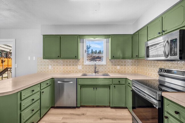 Building Photo - 111 S Ridgewood Dr