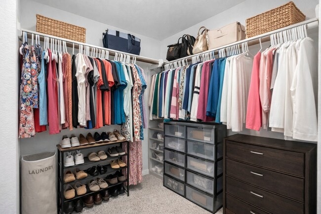 Building Photo - 24034 Sunview Vly Dr