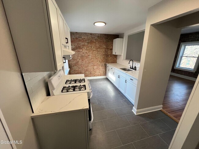 Building Photo - 326 State St