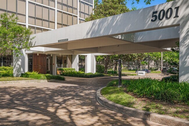 Building Photo - 5001 Woodway Dr