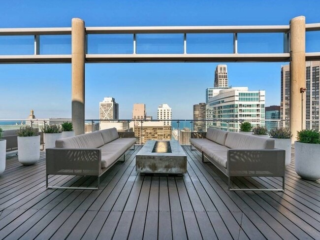 Building Photo - 600 N Fairbanks Ct