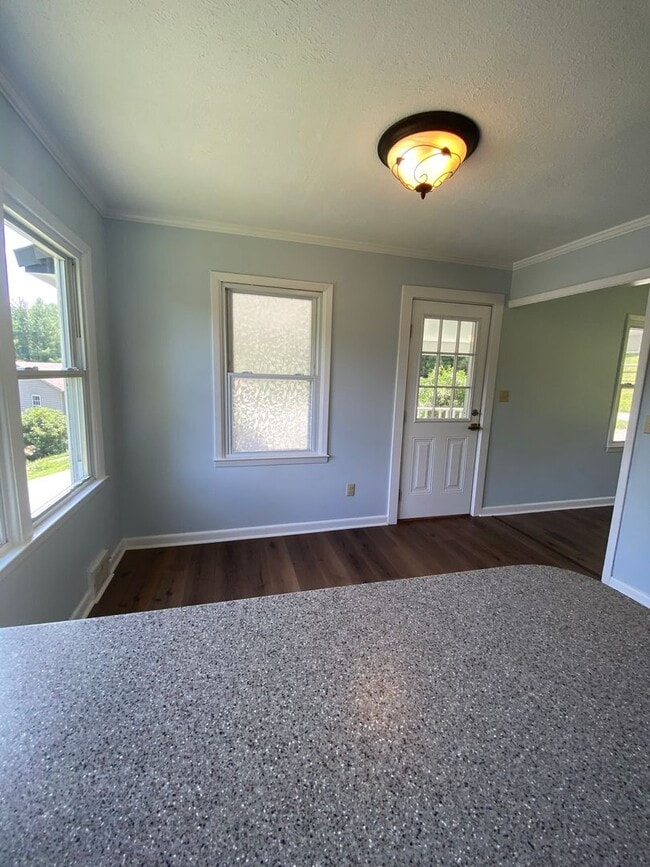 Building Photo - Downtown West Jefferson Living – 3BR Home with Deck & Carport