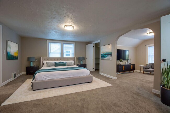 Building Photo - 3 Bedroom / 2 Bath Home with Garage off 45th and Leavenworth!