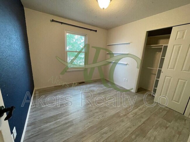 Building Photo - 965 N Cimarron Dr