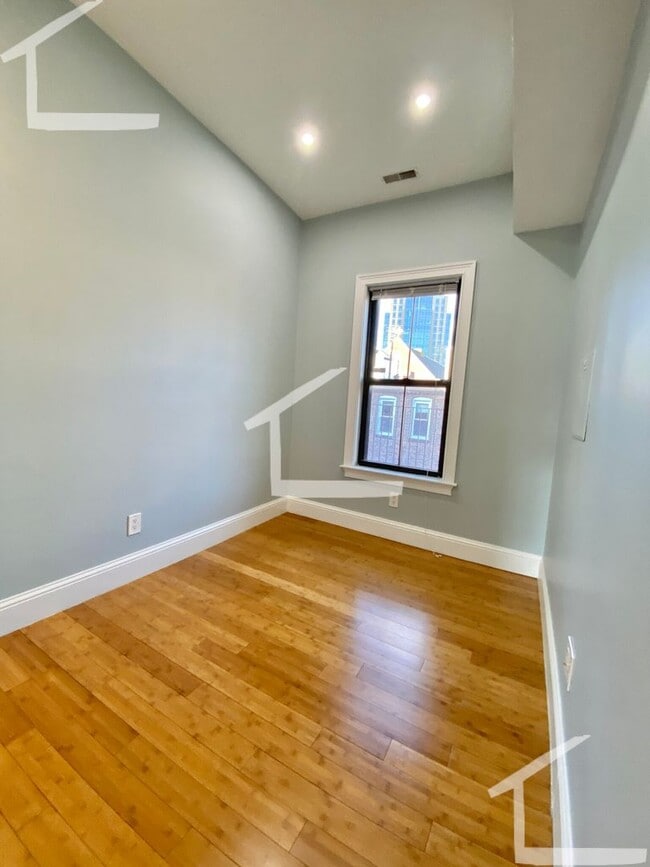 Building Photo - TOP FLOOR 2 BED 2 FLOORS + Private Rooftop Deck!!! Available 9/1/26