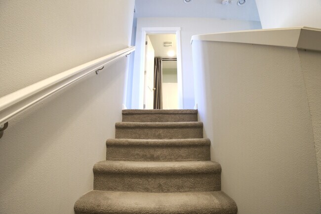 Building Photo - 7447 SE Chinquapin Dr