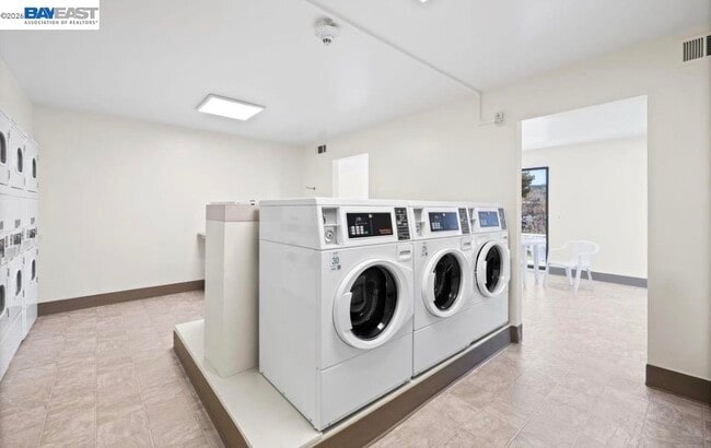 Building Photo - 320 N Civic Dr