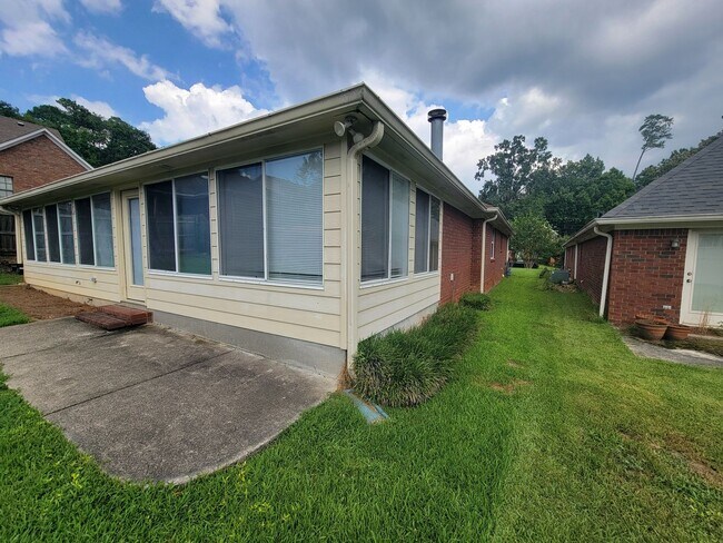 Building Photo - 2910 Pointewest Dr