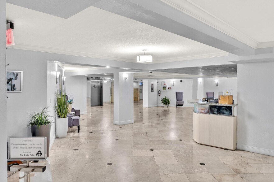 Building Photo - 1000 Parkview Dr