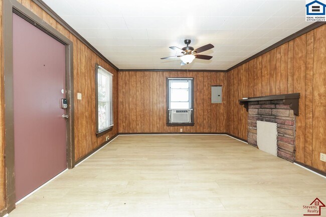 Building Photo - 1002 33rd Ave N