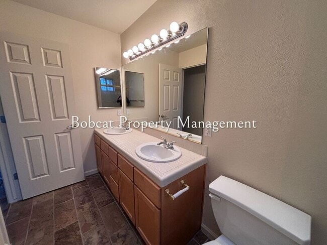 Building Photo - 1054 Camellia Ct