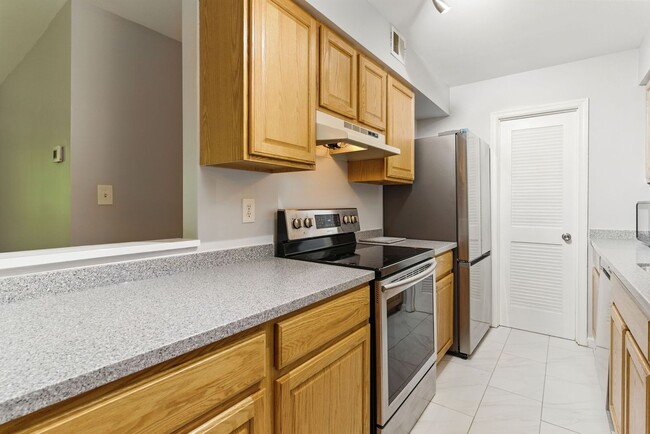 Building Photo - Updated Condo with Community Amenities