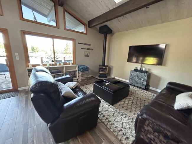 Building Photo - Don't Miss out on a Summer at the Lake.  Beautiful Fully Furnished Lake Front Home available MAY-...