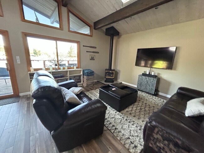 Building Photo - Don't Miss out on a Summer at the Lake.  Beautiful Fully Furnished Waterfront Home available July...