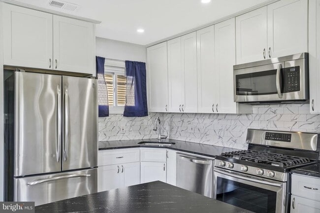 Building Photo - 728 Carson Ave