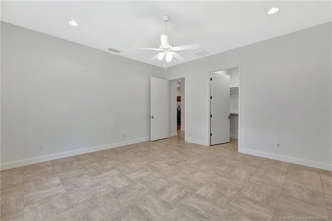 Building Photo - 311 SE Cardinal Way