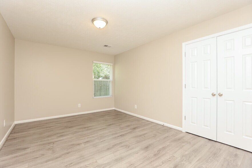 Building Photo - 2867 Park Knoll Dr