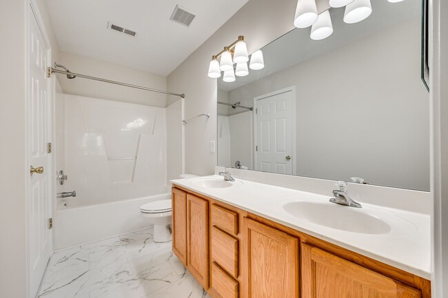 Building Photo - Beautiful 2 Bed 2.5 bath townhome in Benni...