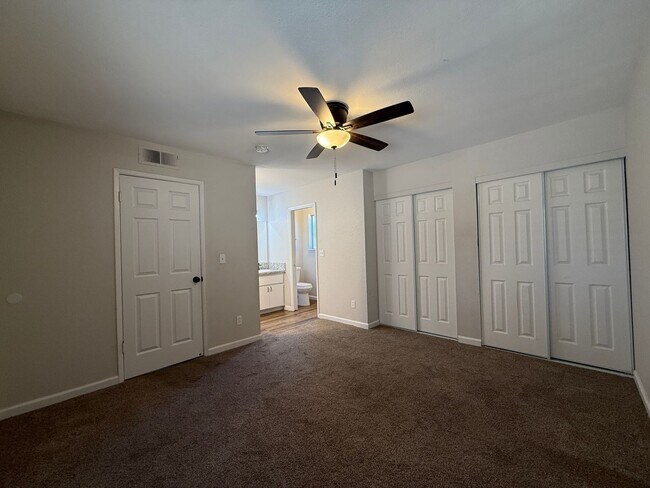 Building Photo - Must see! 2-bedroom, 2-bathroom single-sto...