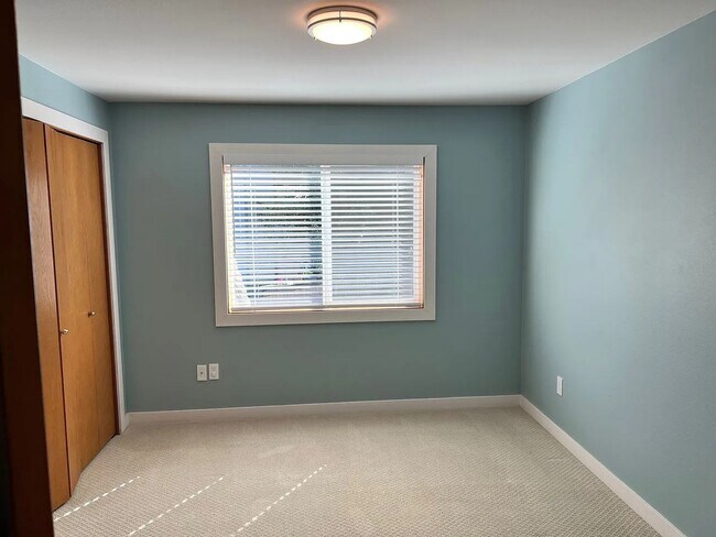 Building Photo - STUNNING CUSTOM HOME! IN STEILACOOM- MINUT...