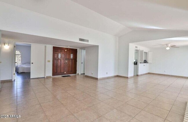 Building Photo - 10421 E Silvertree Dr