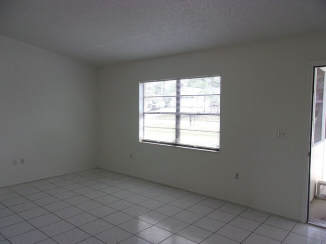 Building Photo - 2261 Maximilian Ave
