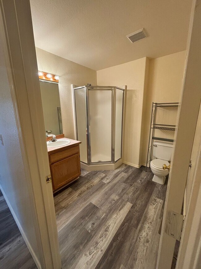 Building Photo - 726-728 E Spokane Ave