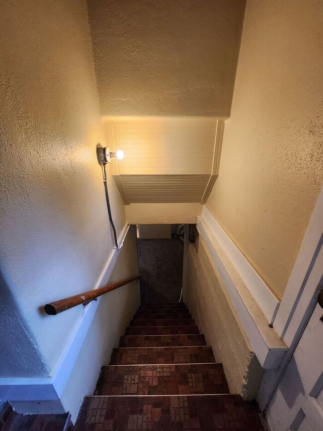 Building Photo - Victorian Home Downtown – Available NOW, 6 Month Leases Available! MOVE-IN SPECIAL