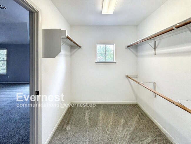 Building Photo - 4-Bedroom Home with Modern Amenities and C...