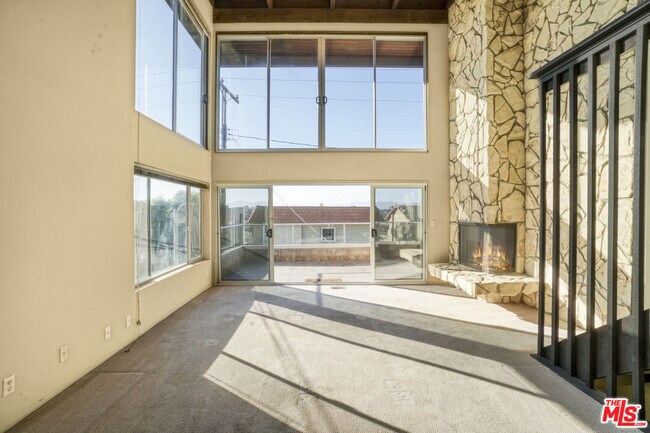 Building Photo - 364 Pershing Dr