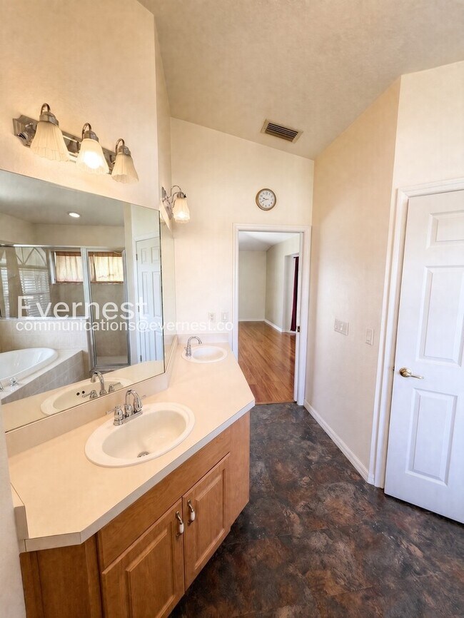 Building Photo - 3 Bed/2 Bath Home with Fenced Yard & Garage / Pet-Friendly / Available Soon!