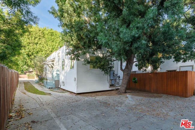 Building Photo - 4316 Kingswell Ave