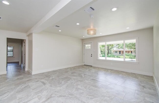 Building Photo - 624 Willow Ln